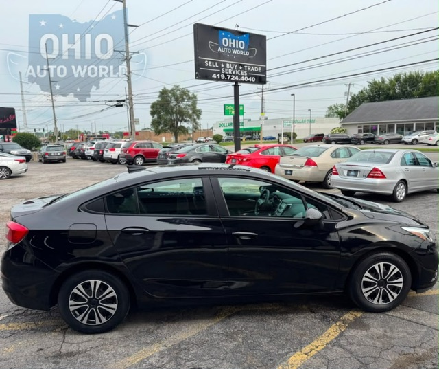 2017 Chevrolet Cruze LS - photo 2
