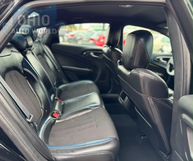 2015 Chrysler 200 S - photo 10